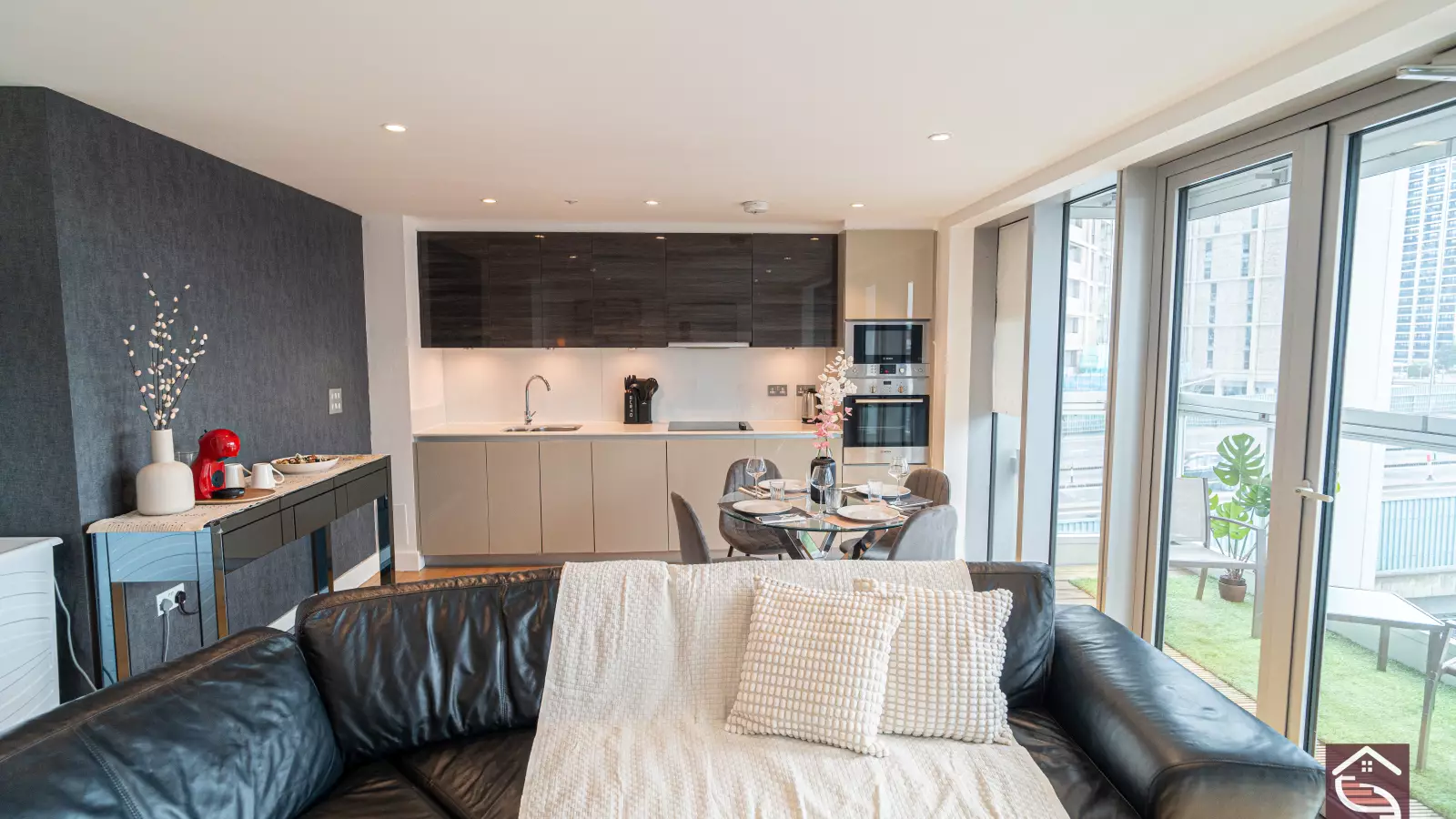 Flat Oak Crescent in Greater London