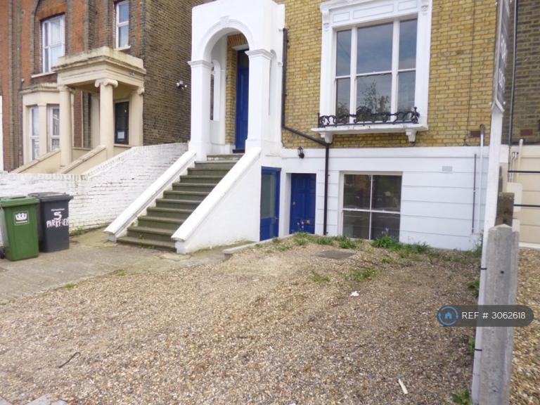 Flat Parkfield Road in Greater London