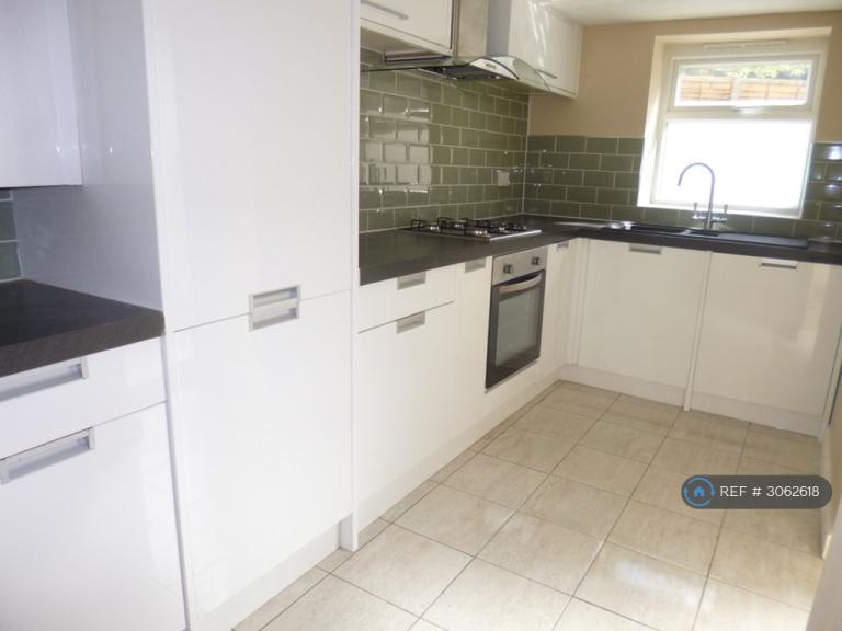 Flat Parkfield Road in Greater London
