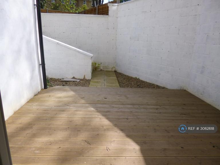 Flat Parkfield Road in Greater London