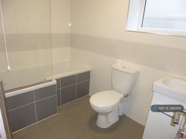 Flat Parkfield Road in Greater London