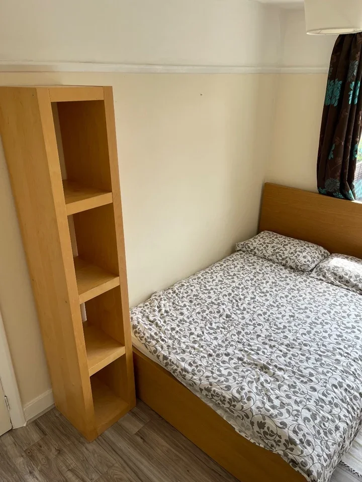 Room St James's Road in Greater London
