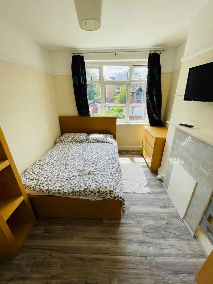 Room St James's Road in Greater London