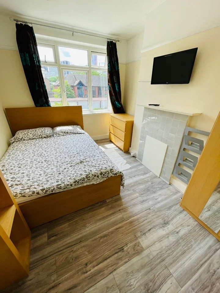Room St James's Road in Greater London
