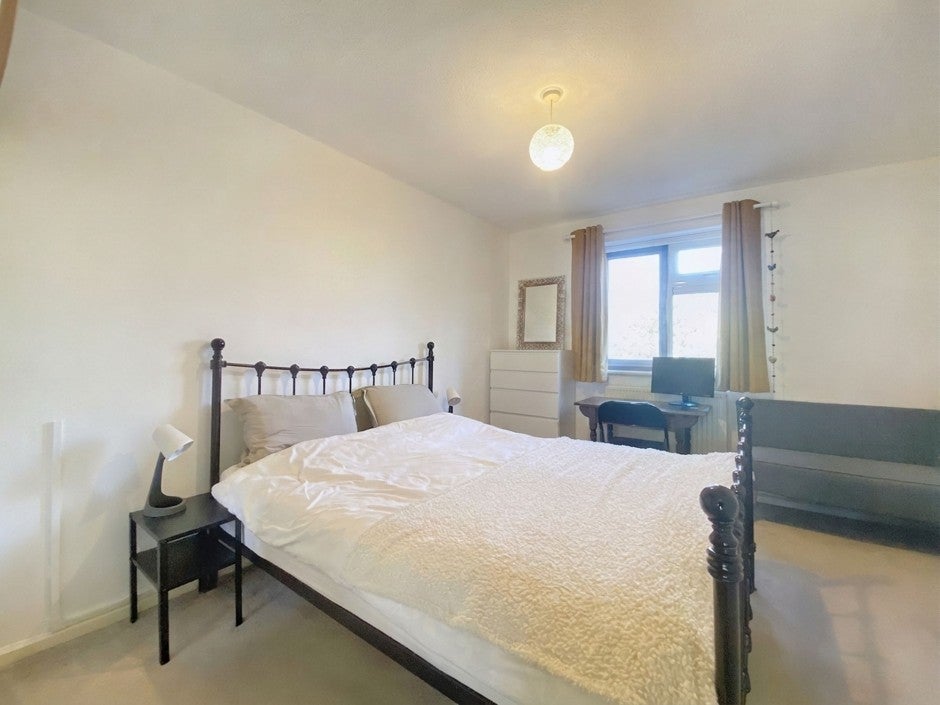 Flat Iffley Close in Greater London