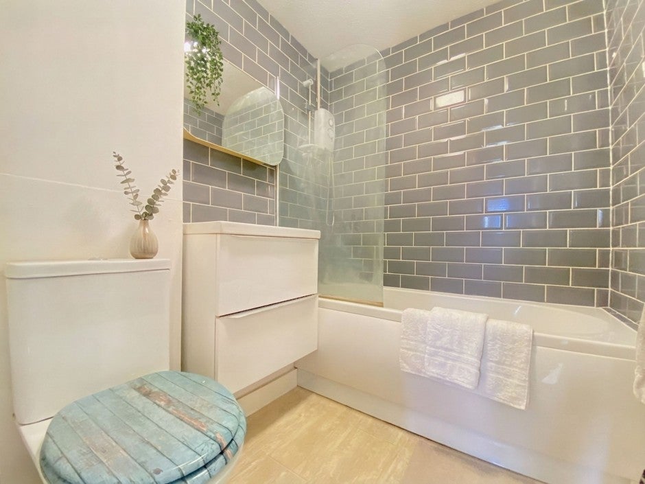 Flat Iffley Close in Greater London