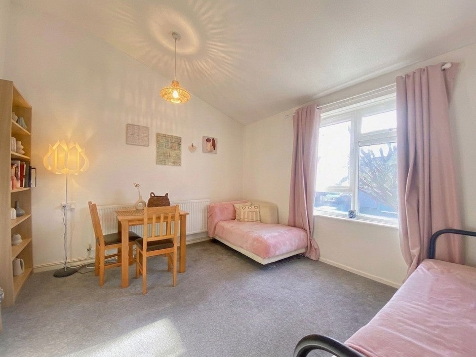 Flat Iffley Close in Greater London