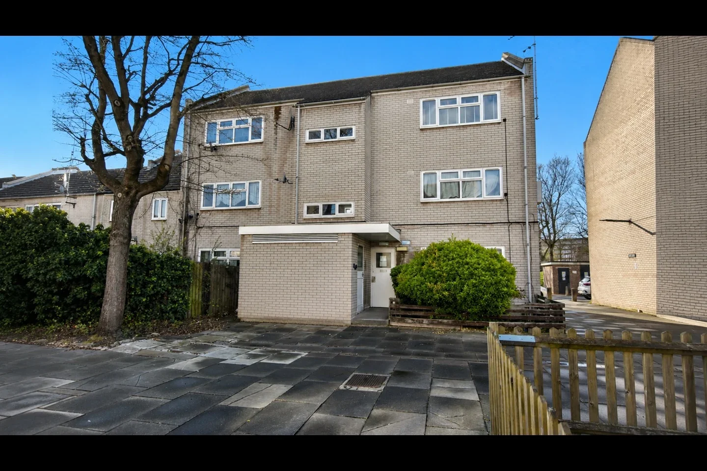 Flat Poplar Place in Greater London
