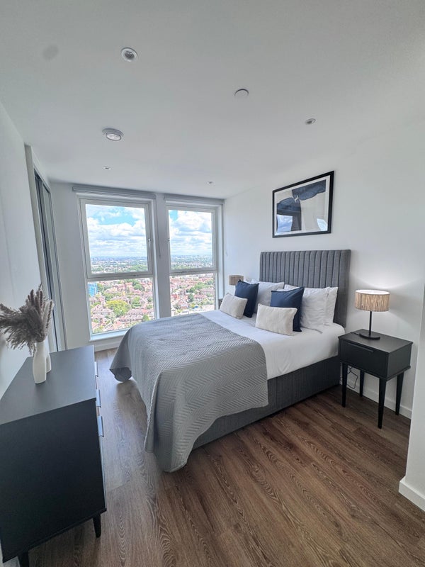 Room Silvertown Way in Greater London