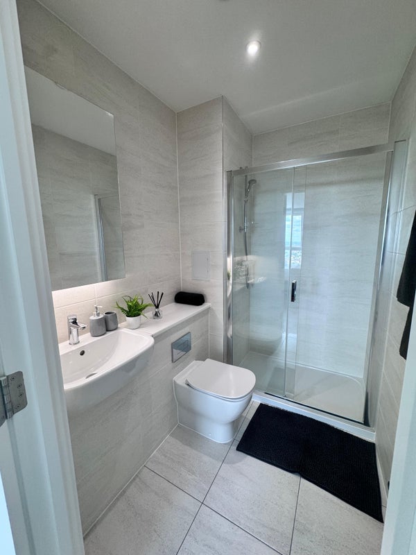 Room Silvertown Way in Greater London
