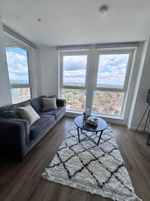 Room Silvertown Way in Greater London