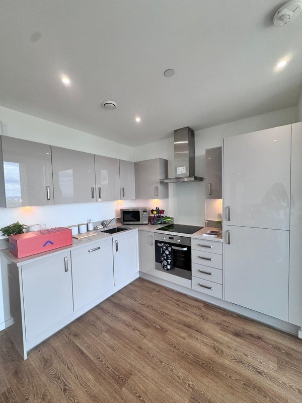 Room Silvertown Way in Greater London