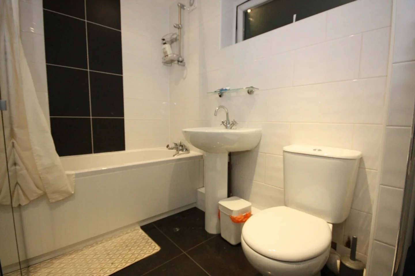 Room Rosher Close in Greater London