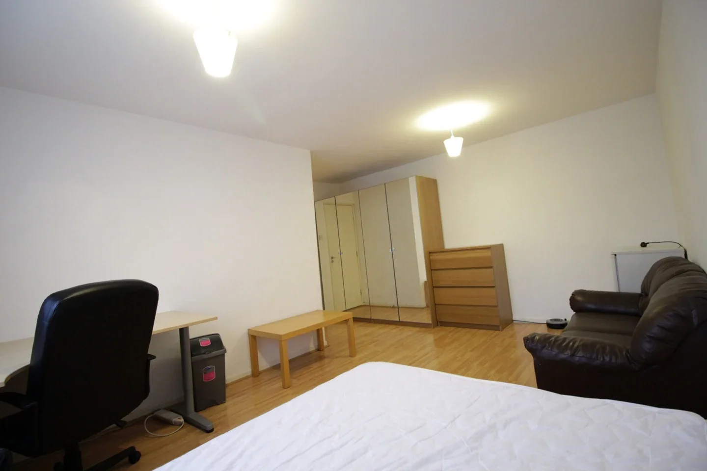Room Rosher Close in Greater London