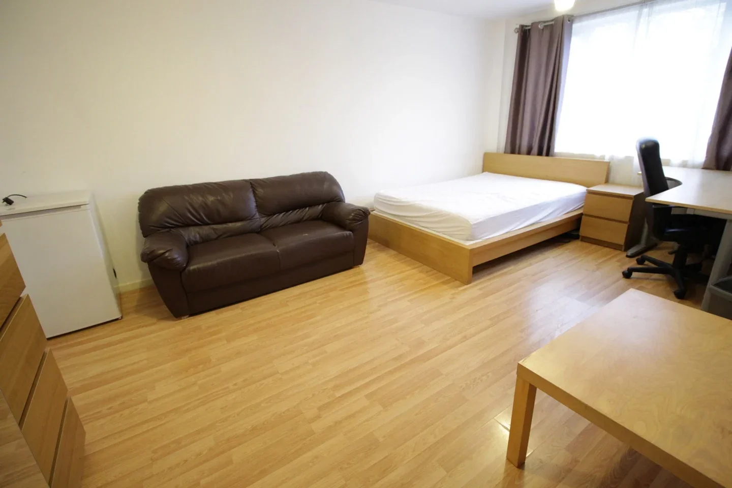Room Rosher Close in Greater London