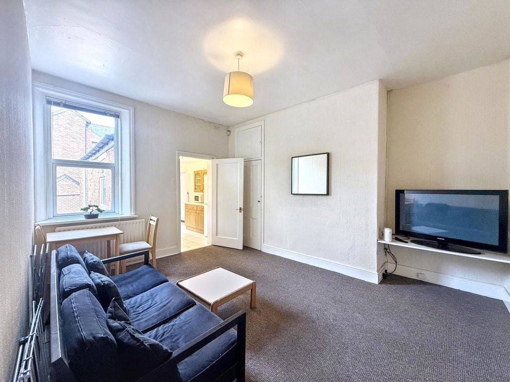 Flat Wingrove Road in Newcastle upon Tyne
