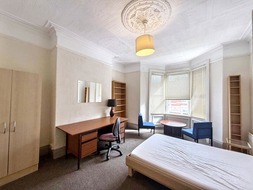 Flat Wingrove Road in Newcastle upon Tyne