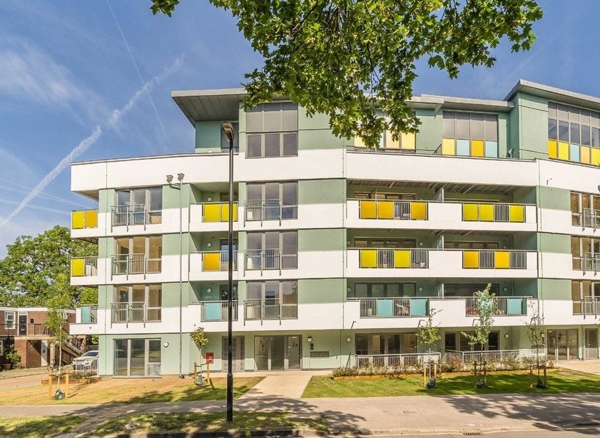 Flat Clarence Avenue in Greater London