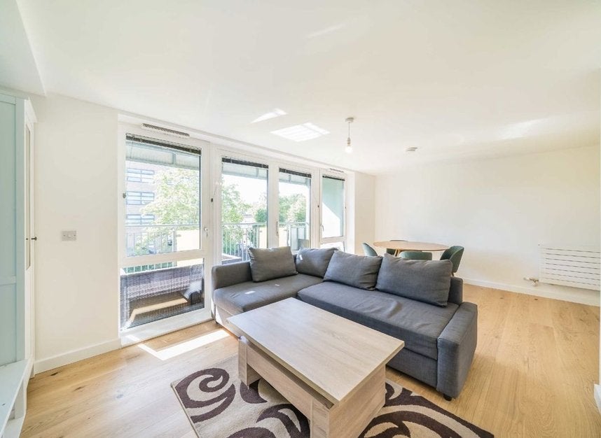 Flat Clarence Avenue in Greater London