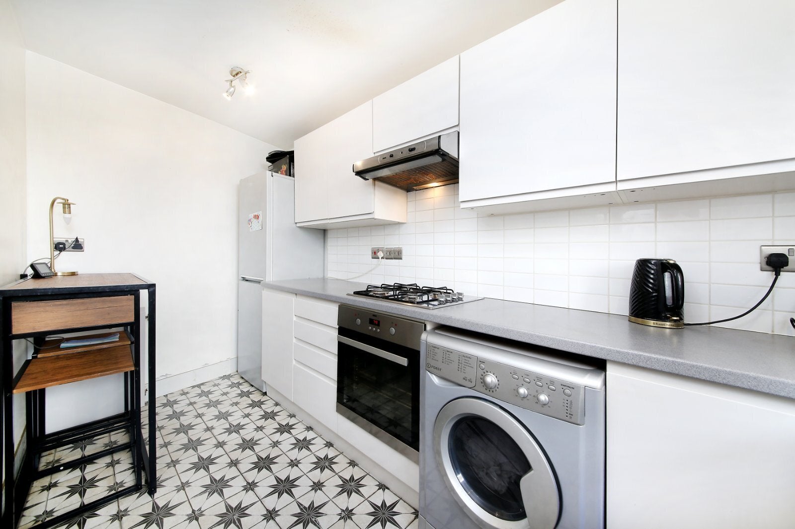 Flat Ferndale Road in Greater London