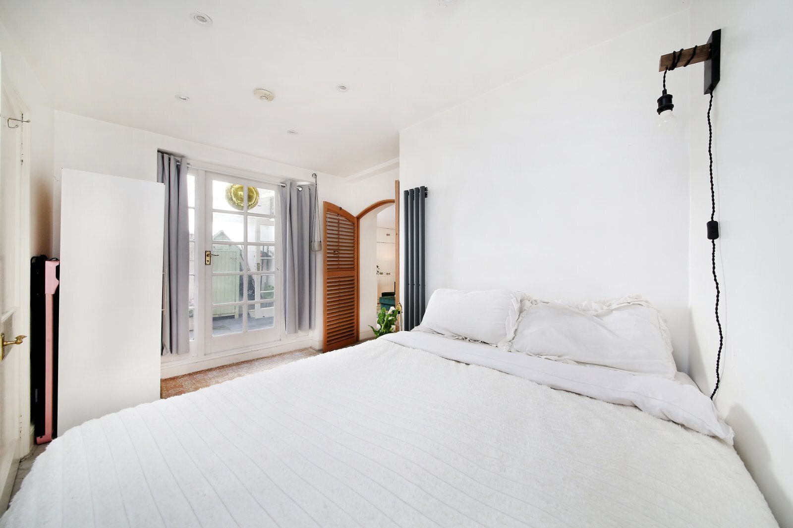 Flat Ferndale Road in Greater London
