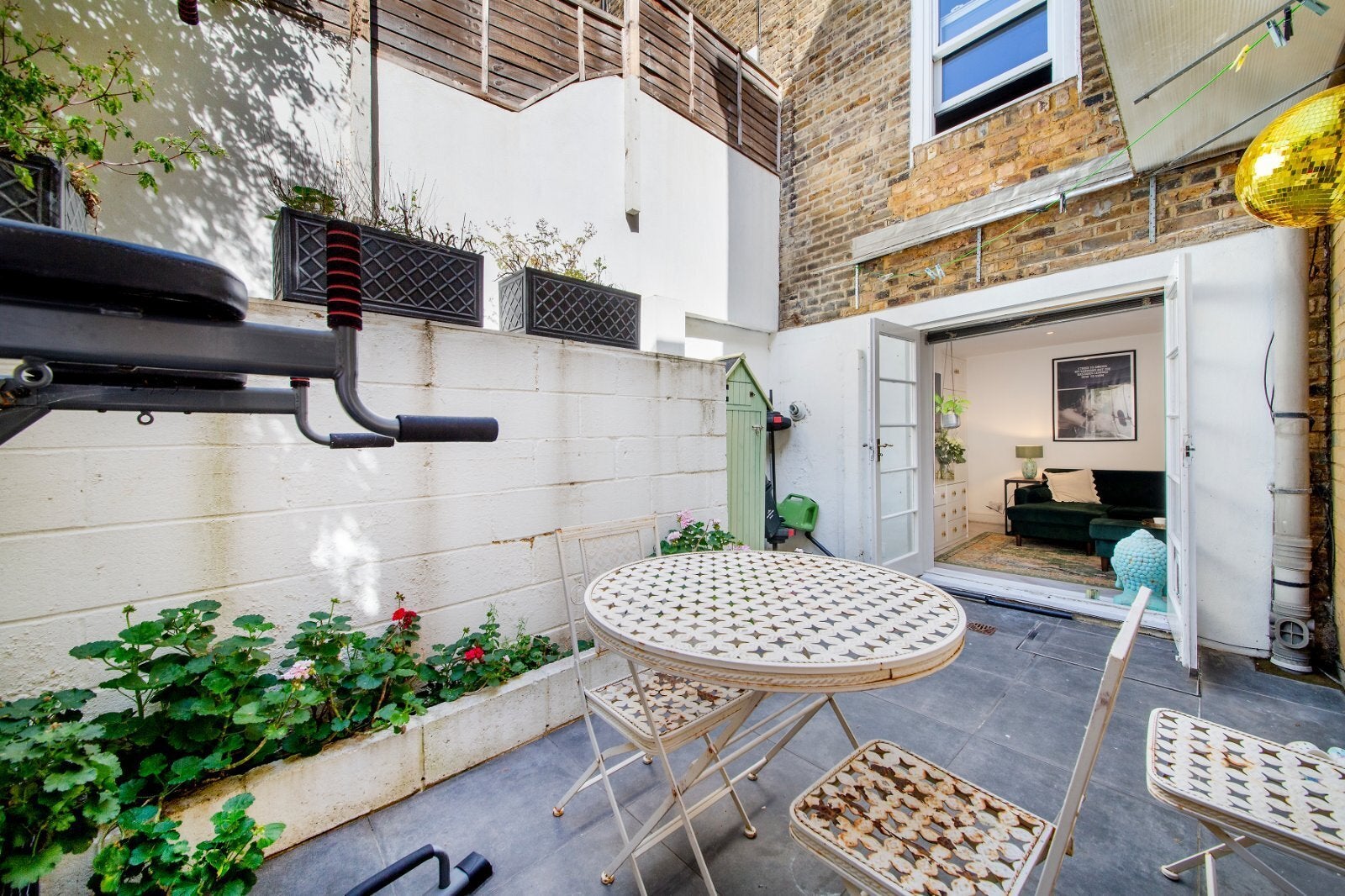 Flat Ferndale Road in Greater London