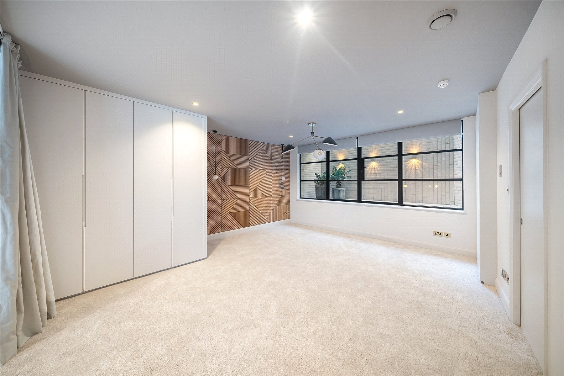 Flat Radlet Avenue in Greater London
