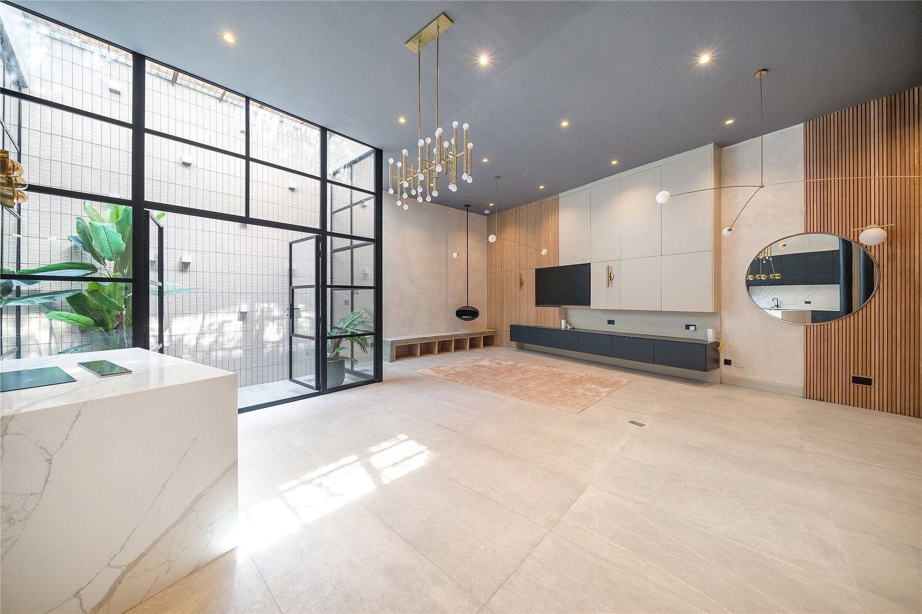 Flat Radlet Avenue in Greater London