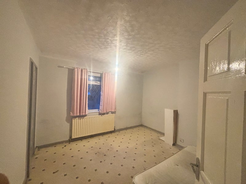 Room Regis Road in Sandwell