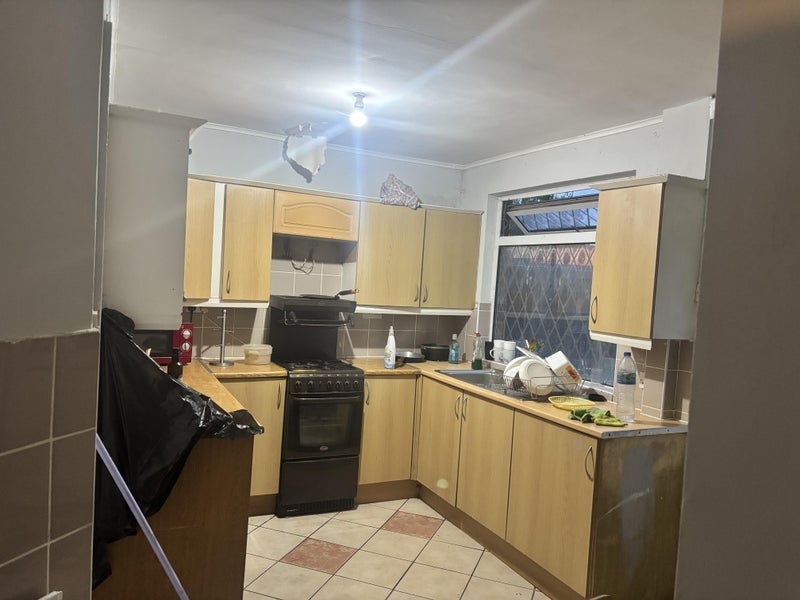 Room Regis Road in Sandwell