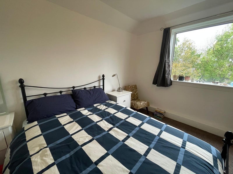 Room Weymouth Drive in Glasgow