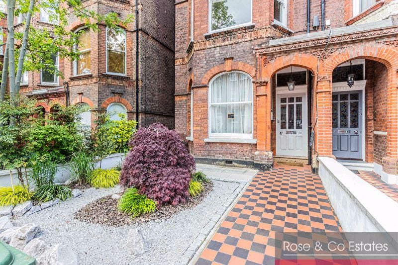 Flat Greencroft Gardens in Greater London