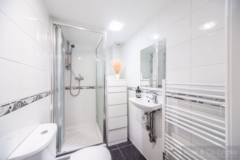 Flat Greencroft Gardens in Greater London