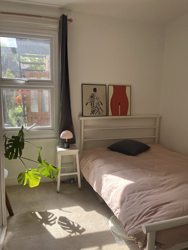 Flat Lloyd Road in Greater London