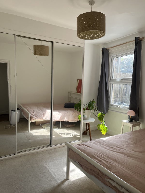 Flat Lloyd Road in Greater London