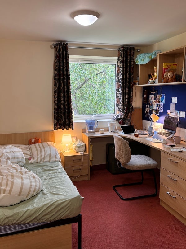 Room Cadnam Close in Birmingham