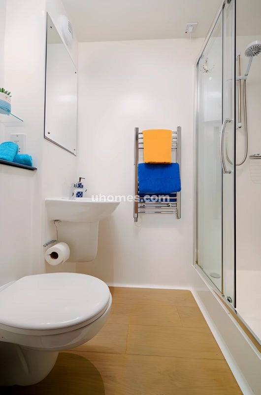 Room Cadnam Close in Birmingham