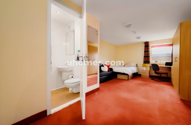 Room Cadnam Close in Birmingham