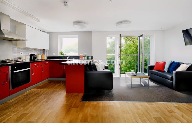 Room Cadnam Close in Birmingham