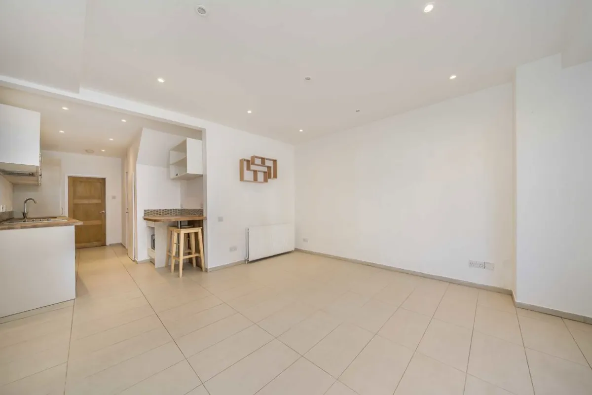 Flat Saint James's Drive in Greater London