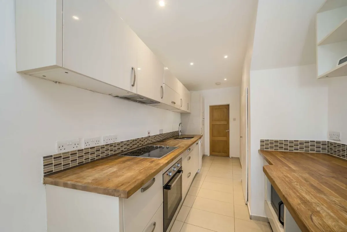 Flat Saint James's Drive in Greater London