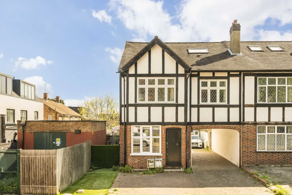 Flat Saint James's Drive in Greater London