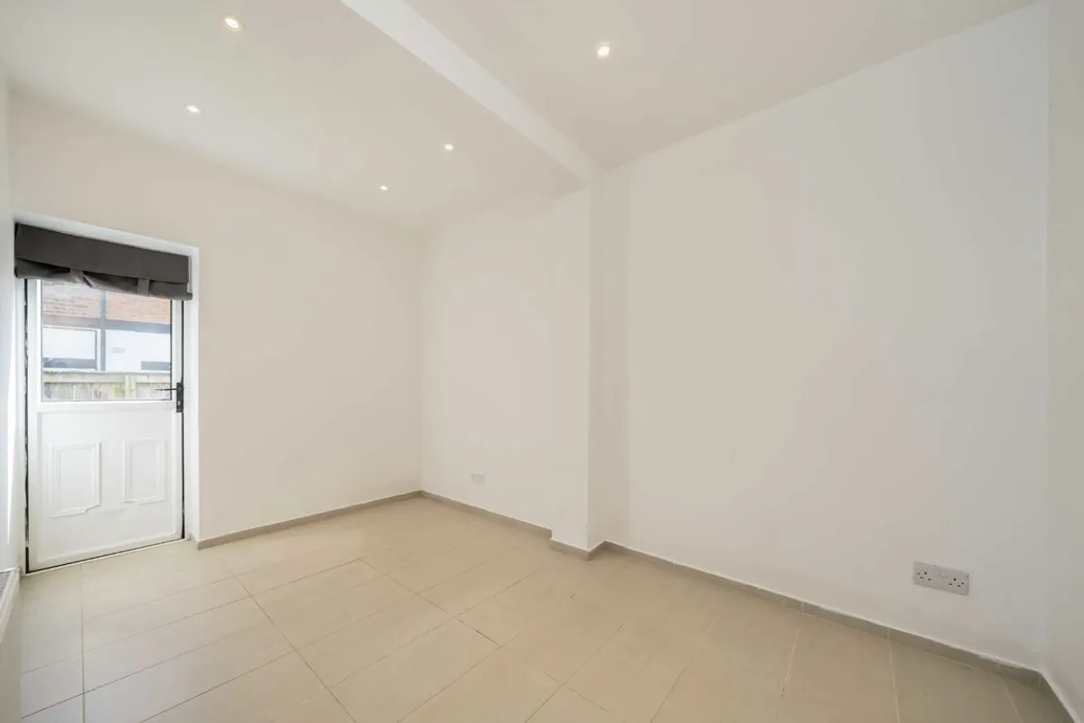 Flat Saint James's Drive in Greater London