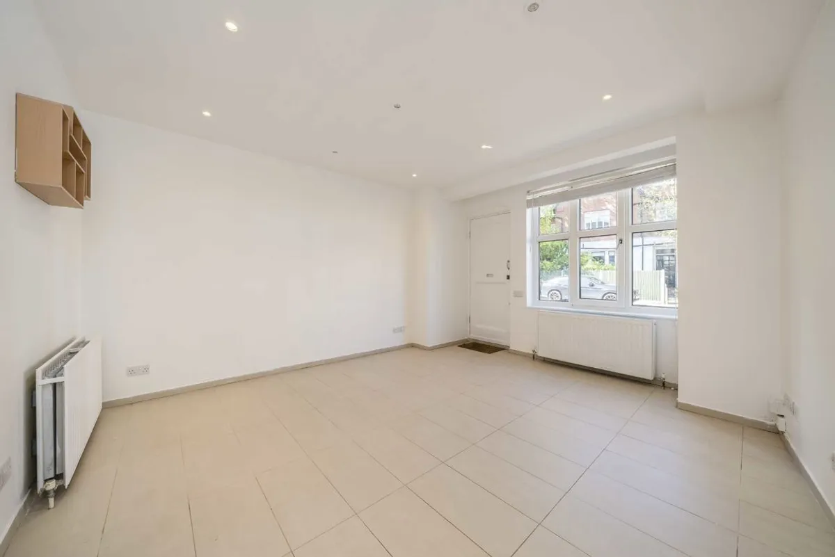 Flat Saint James's Drive in Greater London