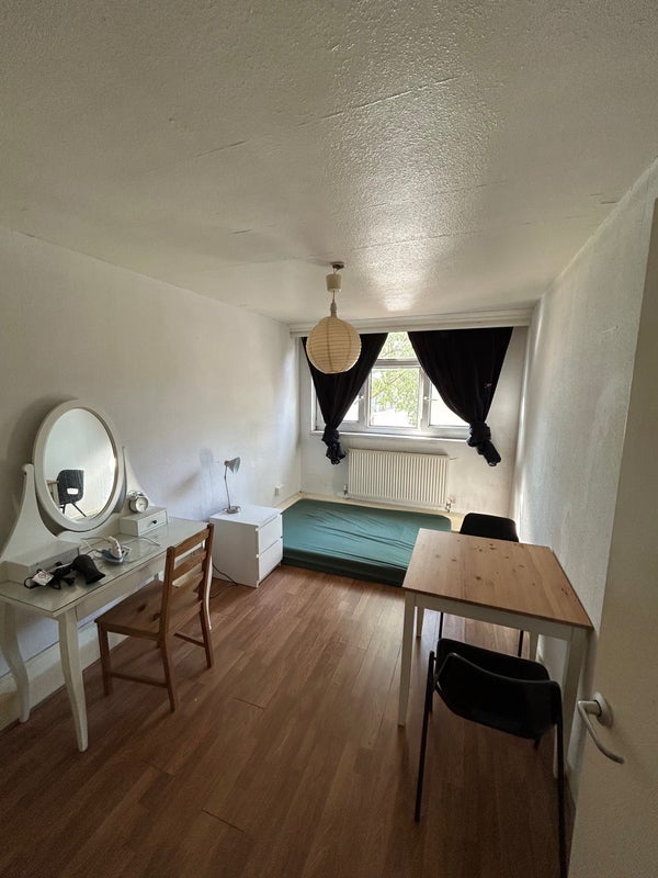 Room Woking Close in Greater London