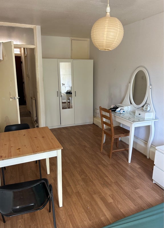Room Woking Close in Greater London