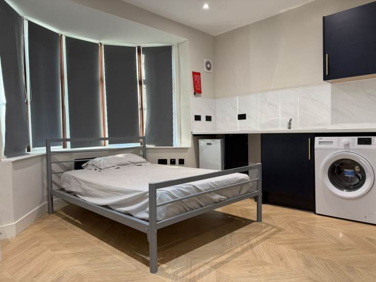 Flat Northolt Road in Greater London