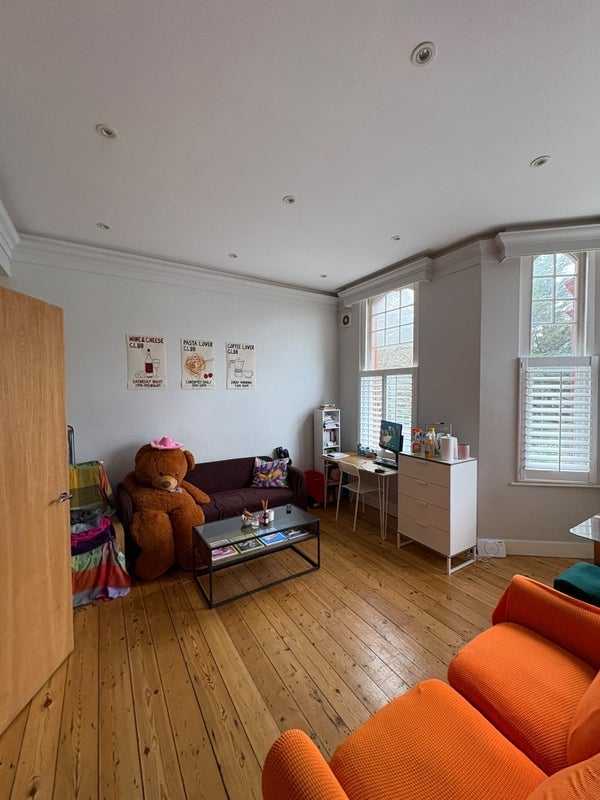 Flat Mayflower Road in Greater London