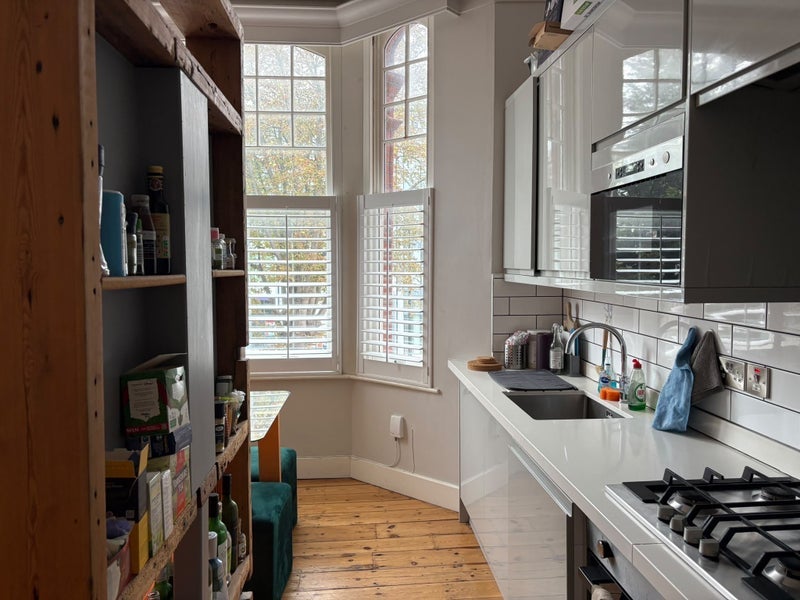 Flat Mayflower Road in Greater London