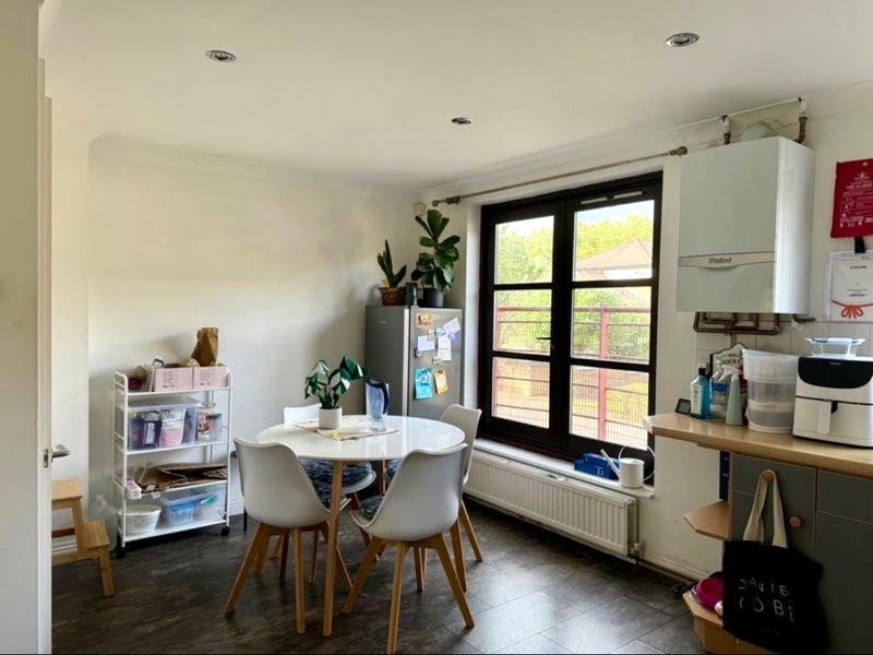 Room Plover Way in Greater London